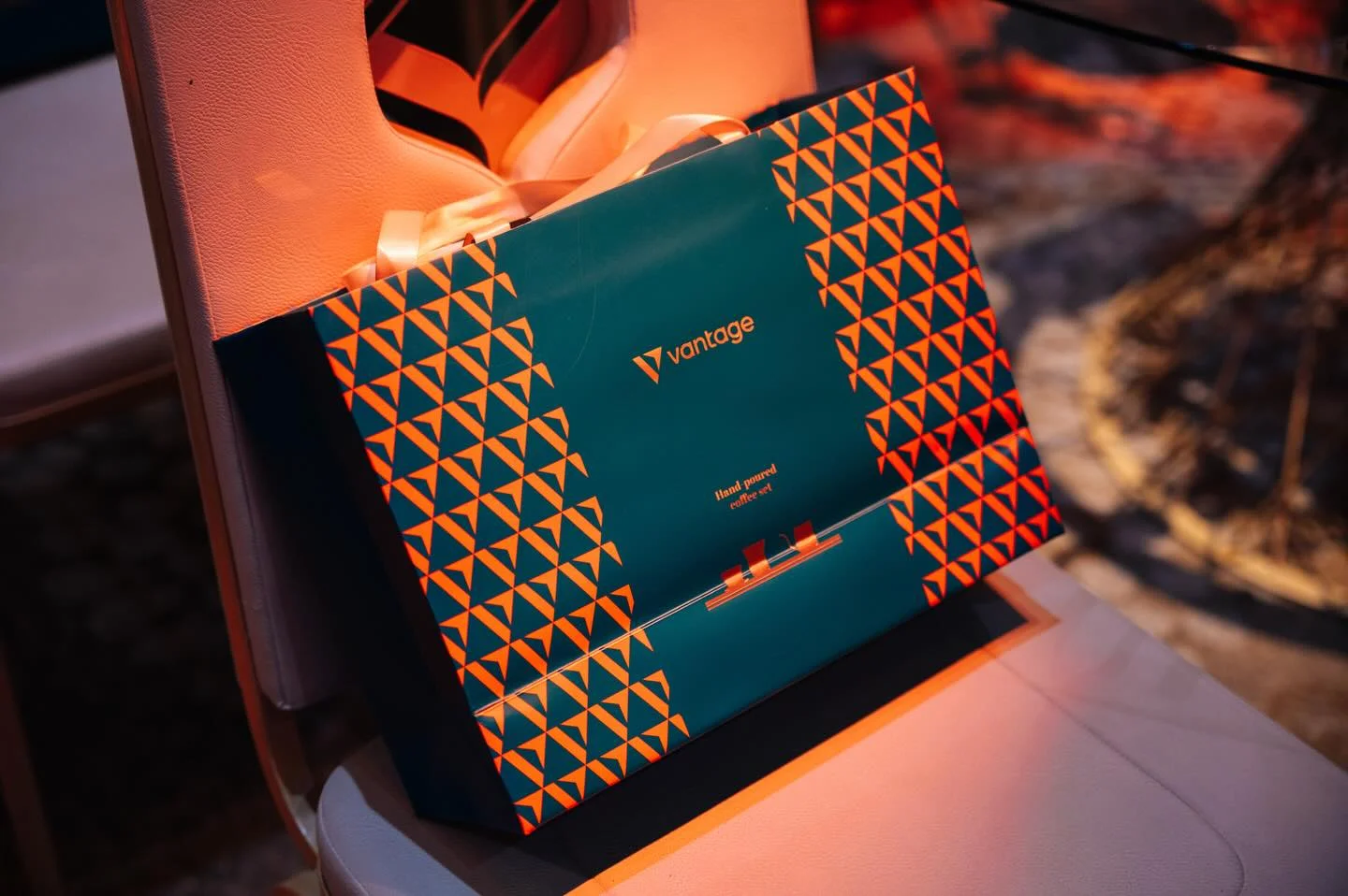 Vantage 为合作伙伴准备的品牌礼品，展示于 Gala Party 活动中，Premium Rebate Group 参与其中。