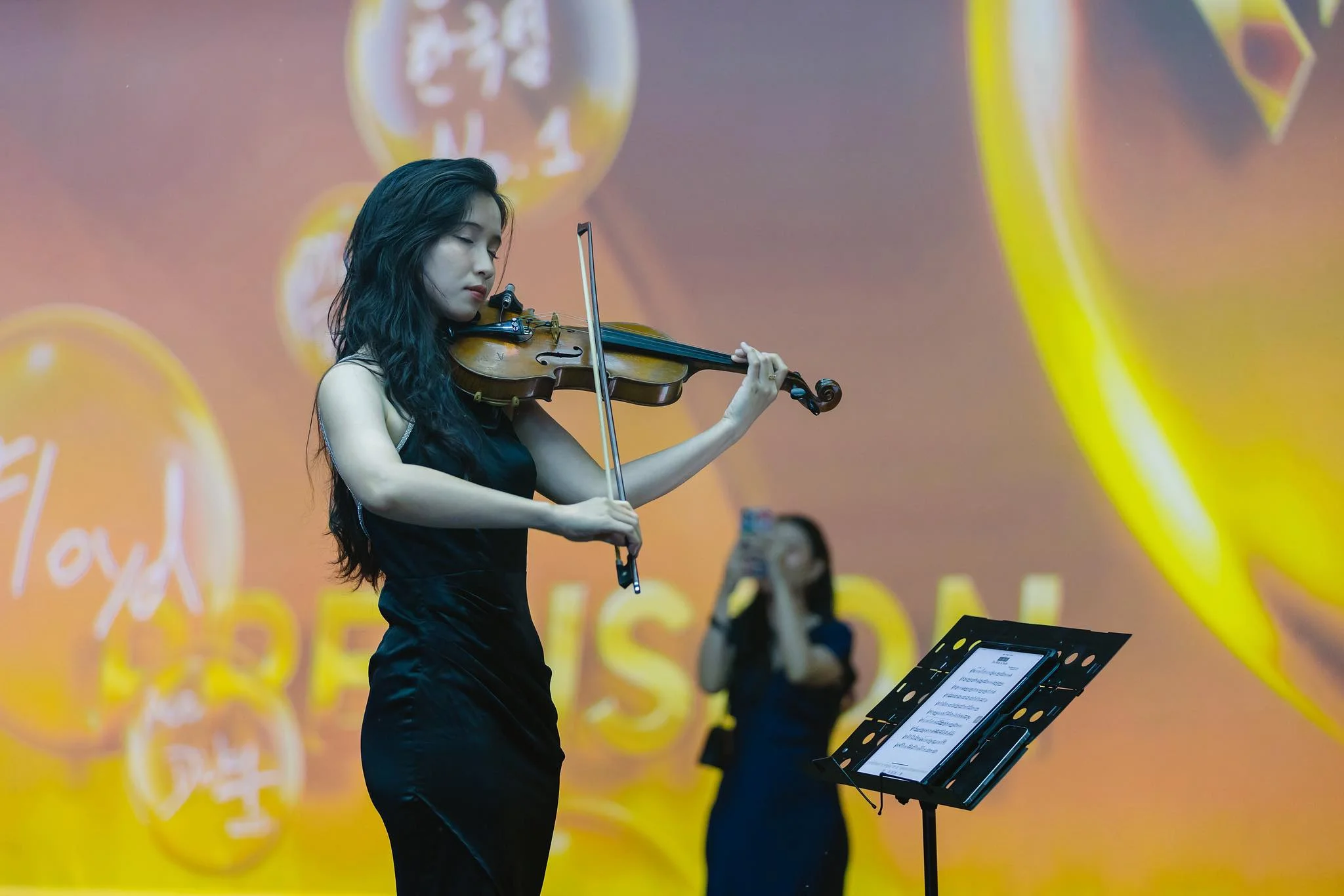 Esibizione di violino dal vivo durante la Gala Party con la partecipazione di Premium Rebate Group, in un’atmosfera elegante.